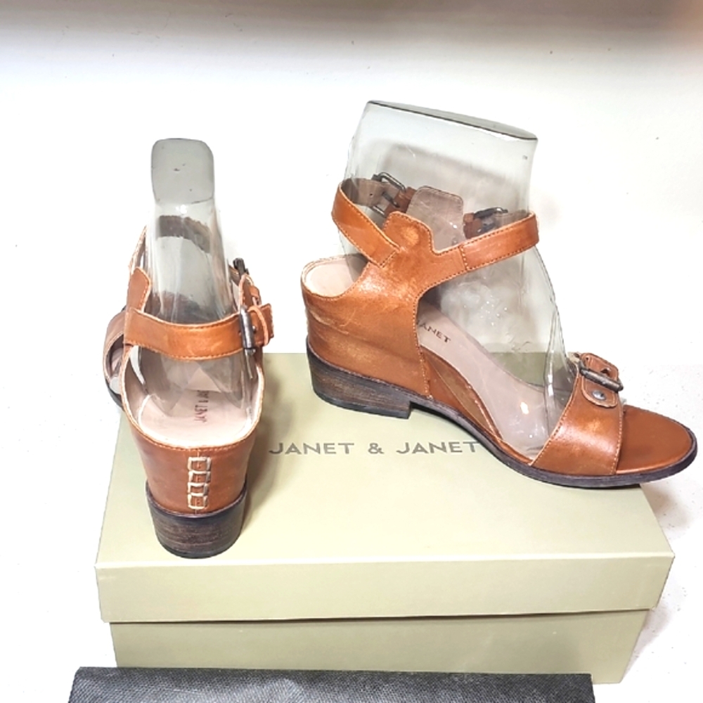 Janet & Janet Leather Women's Tan Sandals. Made In Italy. With Box And Dust Bag.